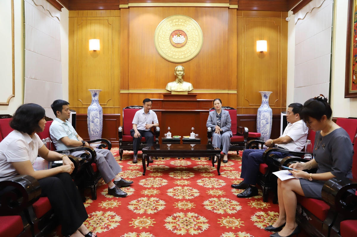 Quang cảnh buổi tiếp nhận. 