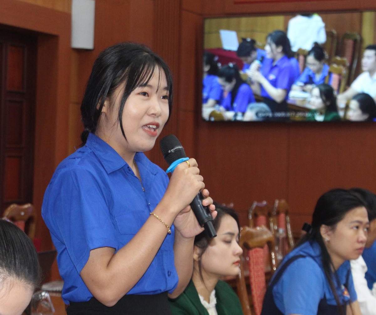 Chị Nguyễn Thị Mỹ Khuyên đặt câu hỏi tới lãnh đạo tỉnh Quảng Nam.