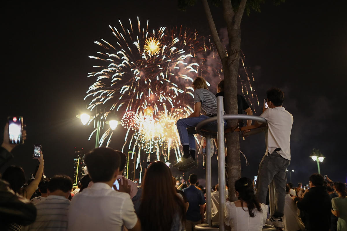 Màn trình diễn bắn pháo hoa nghệ thuật rực rỡ ở TP HCM