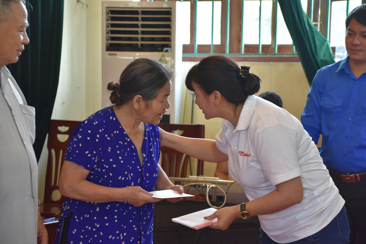 Đồng thời ân cần hỏi thăm sức khoẻ, động viên những thân nhân liệt sĩ tiếp tục cố gắng, vượt qua những khó khăn, vươn lên trong cuộc sống.