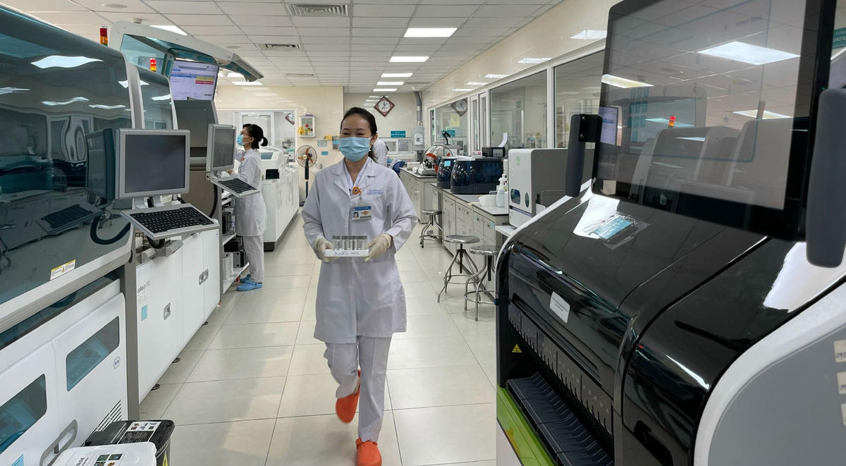 Nhiều bệnh viện thiếu thuốc, trang thiết bị máy móc, vật tư y tế phục vụ bệnh nhân. Ảnh: DUY TÍNH.