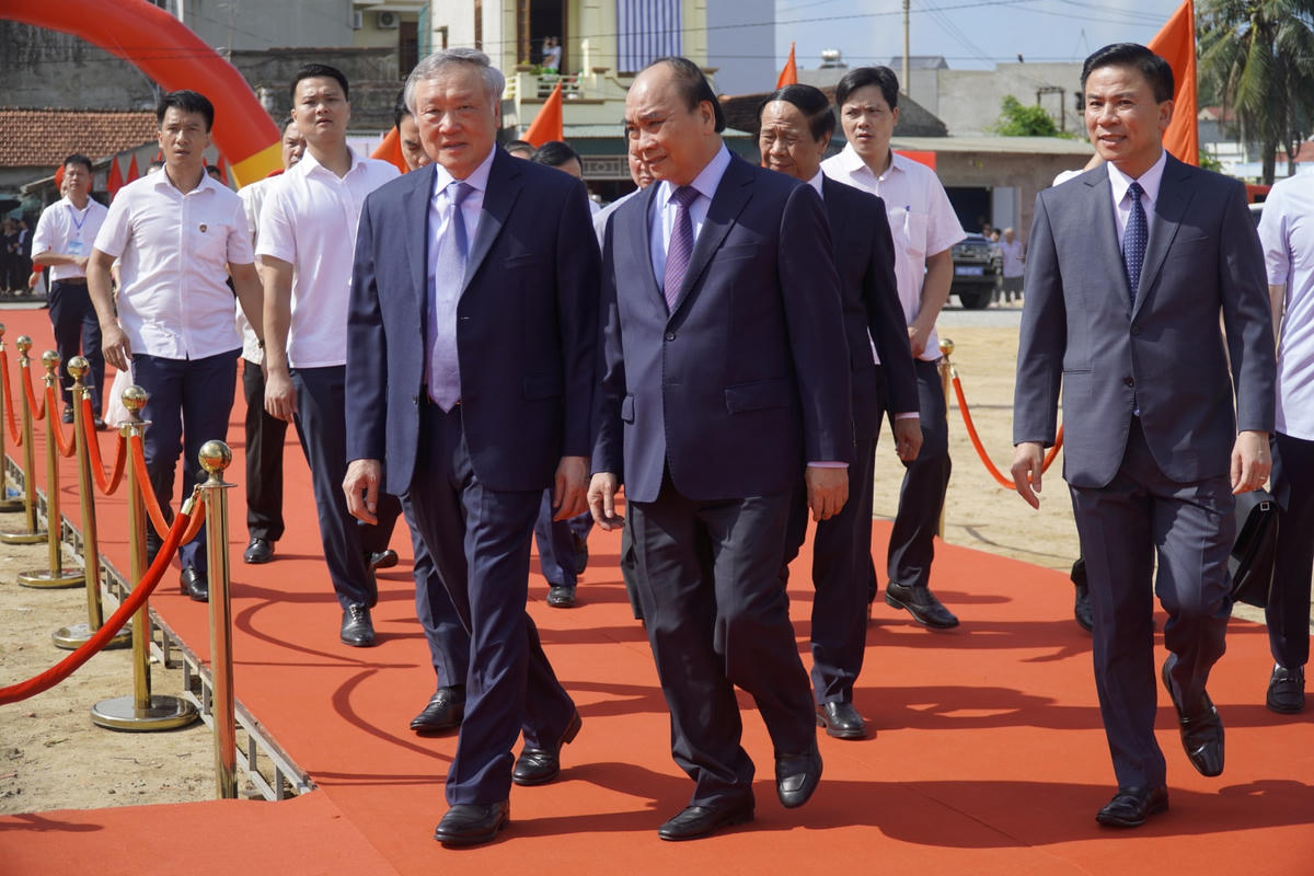 Chủ tịch nước Nguyễn Xuân Phúc cùng đoàn công tác dự lễ công bố Quyết định công nhận TP Sầm Sơn hoàn thành nhiệm vụ xây dựng NTM.