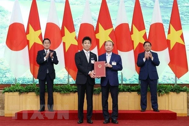 Thủ tướng Phạm Minh Chính và Thủ tướng Kishida Fumio chứng kiến trao văn kiện “Chủ trương chấp thuận Công ty TNHH AEON Mall Việt Nam thực hiện dự án Trung tâm thương mại dịch vụ tại Khu A-Đô thị mới An Vân Dương” giữa Phó Chủ tịch UBND tỉnh Thừa Thiên Huế Phan Quý Phương và Tổng Giám đốc Công ty TNHH AEON MALL Việt Nam Nakagawa Tetsuyuki. (Ảnh: Dương Giang/TTXVN).