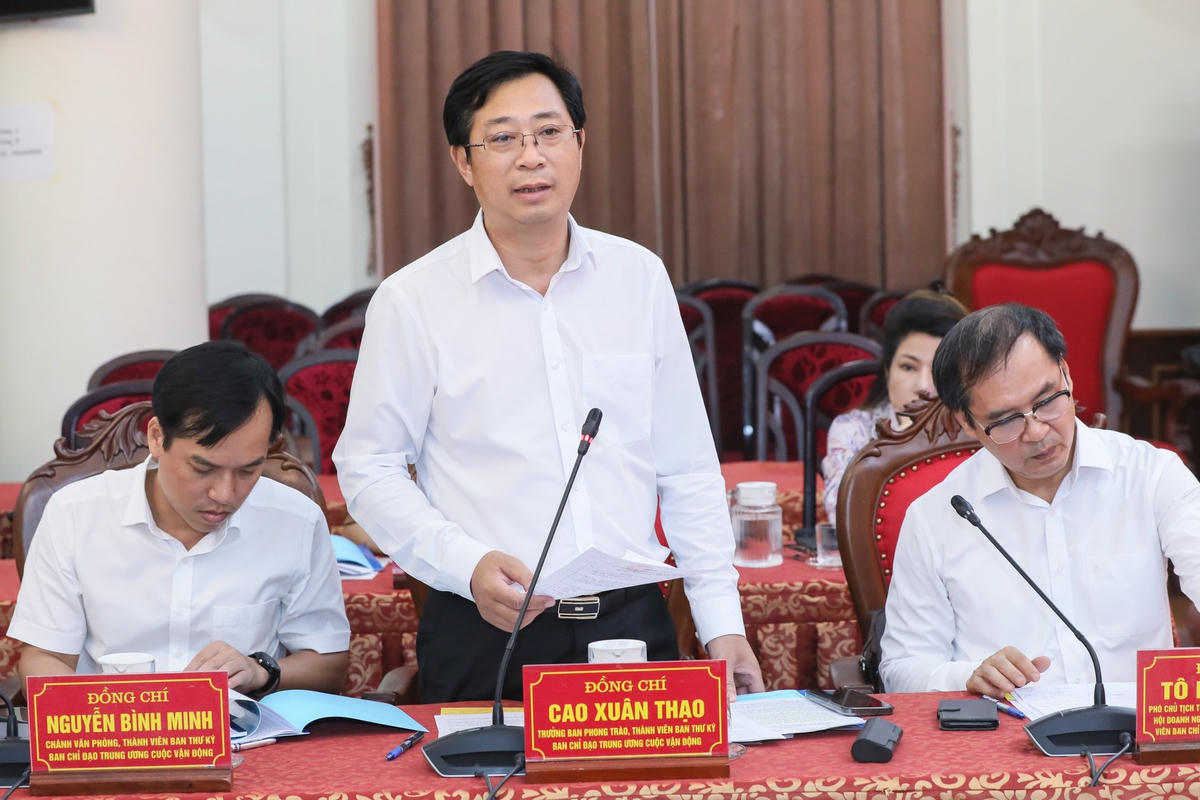 Thành viên đoàn công tác phát biểu trao đổi tại buổi làm việc. Ảnh: Quang Vinh.