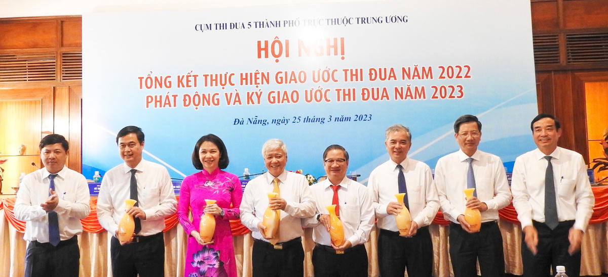 Chủ tịch Đỗ Văn Chiến dự, chỉ đạo Hội nghị Cụm thi đua 5 TP trực thuộc Trung ương