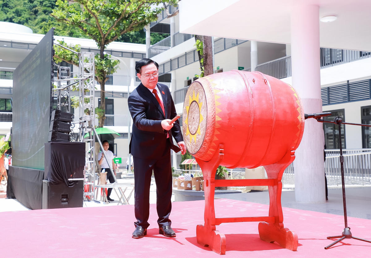 Chủ tịch Quốc hội đánh trống khai giảng năm học mới 2022-2023 tại trường THPT Kỳ Sơn.