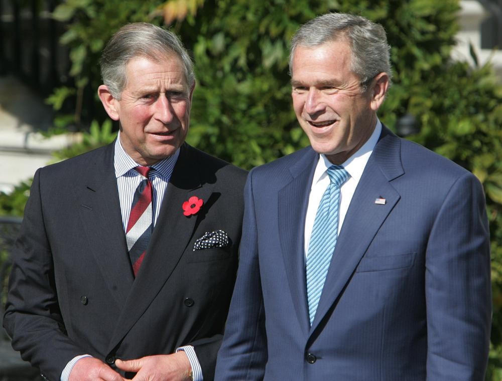 Tổng thống George W. Bush chào đón Thái tử Charles tại Nhà Trắng, ngày 2/11/2005.