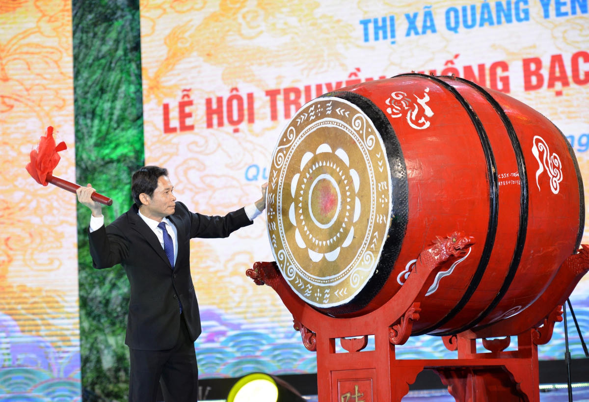 Bí thư Thị ủy Quảng Yên Hồ Văn Vịnh gióng trống khai hội.
