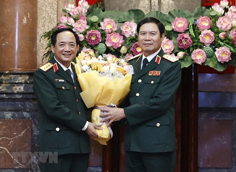 Thượng tướng Nguyễn Tân Cương, Tổng tham mưu trưởng QĐND Việt Nam chúc mừng đồng chí Trịnh Văn Quyết. Ảnh: Thống Nhất/TTXVN.