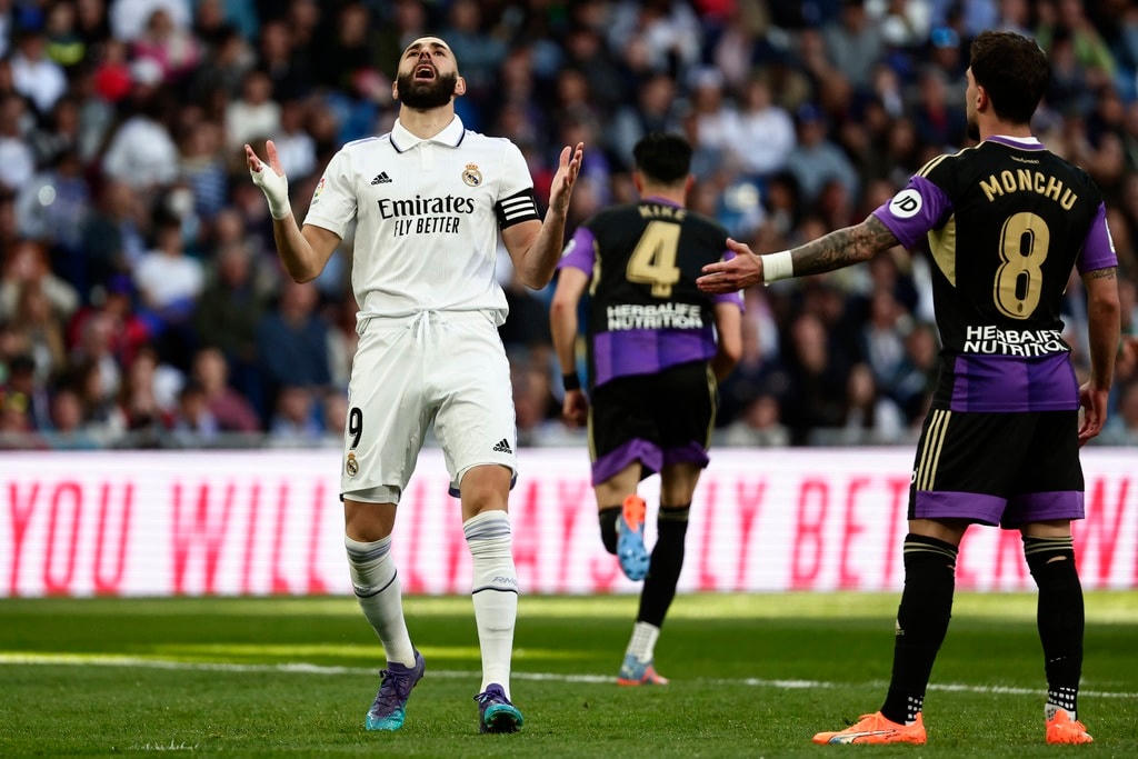 Benzema tỏa sáng với cú hat-trick vào lưới Valladolid. (Ảnh: AP).