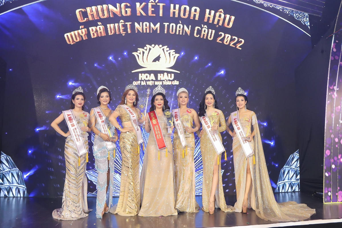 Tháng 6 vừa qua, đơn vị tổ chức Hoa hậu Quý bà Việt Nam Toàn cầu 2022 đã bị Sở Văn hóa - Thể thao TP Đà Nẵng phạt 20 triệu đồng do hành vi tổ chức cuộc thi không đúng với đề án được cấp phép, có sự thay đổi về Ban Giám khảo, Ban Tổ chức nhưng không thông báo đến cơ quan chức năng. 