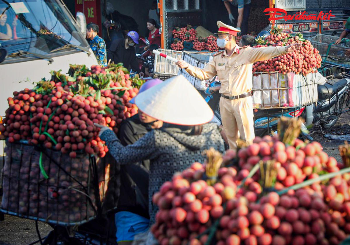 Do lượng người đến chợ vải đông đúc, lực lượng CSGT luôn phải ứng trực để kịp thời phân luồng tránh xảy ra tình trạng ùn tắc giao thông.