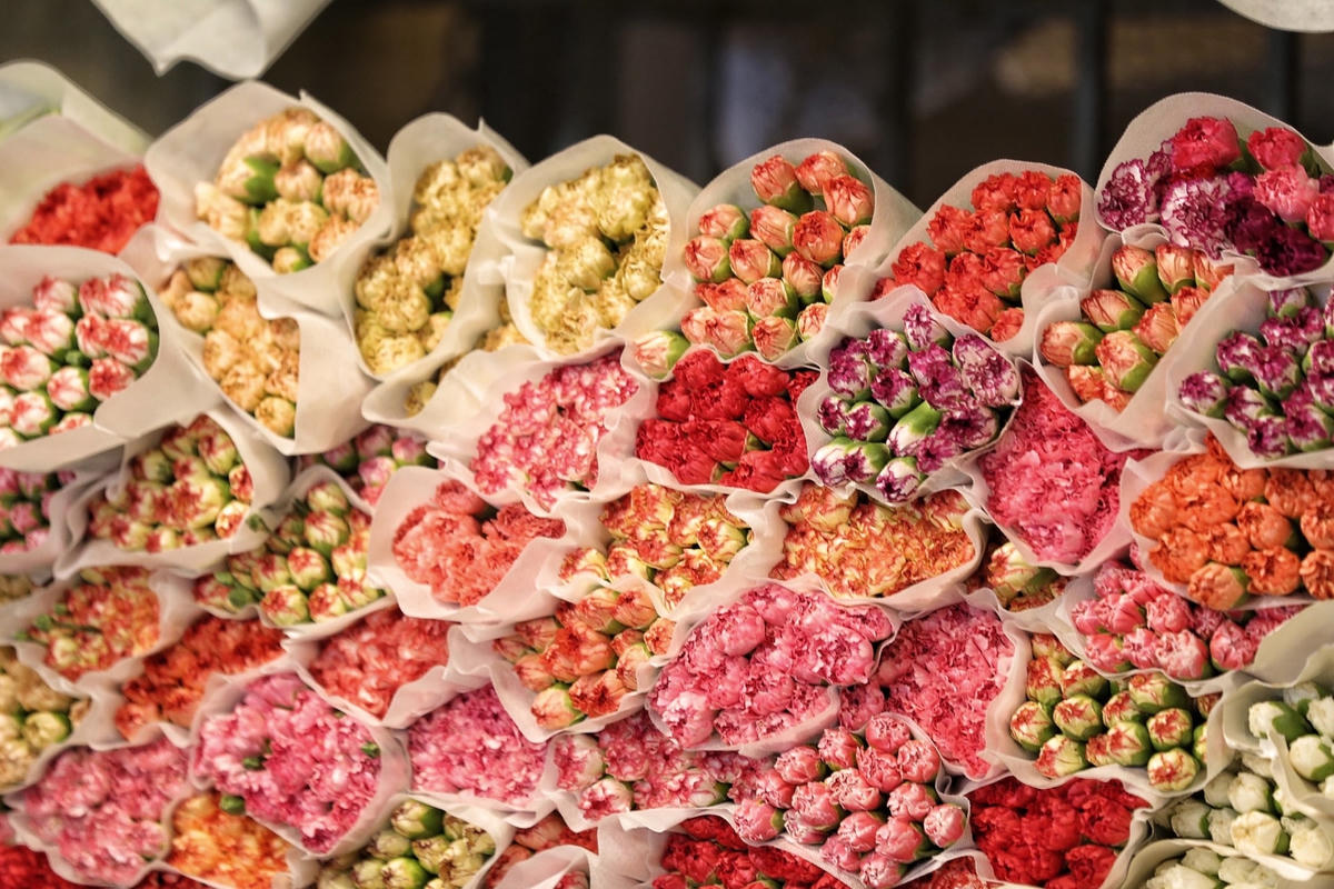 Chợ hoa đêm Quảng An thông thường nhộn nhịp từ khoảng 10h tối đến sáng sớm ngày hôm sau.