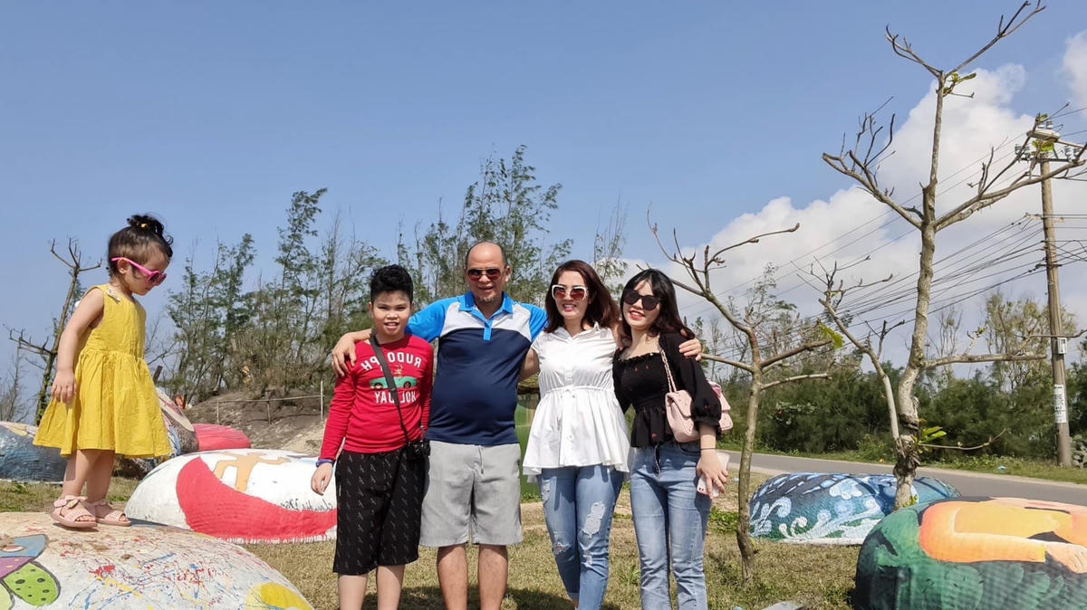 Hiện, Nguyệt Hằng và Anh Tuấn có 4 người con, cuộc sống gia đình êm ấm khiến nhiều người ngưỡng mộ.