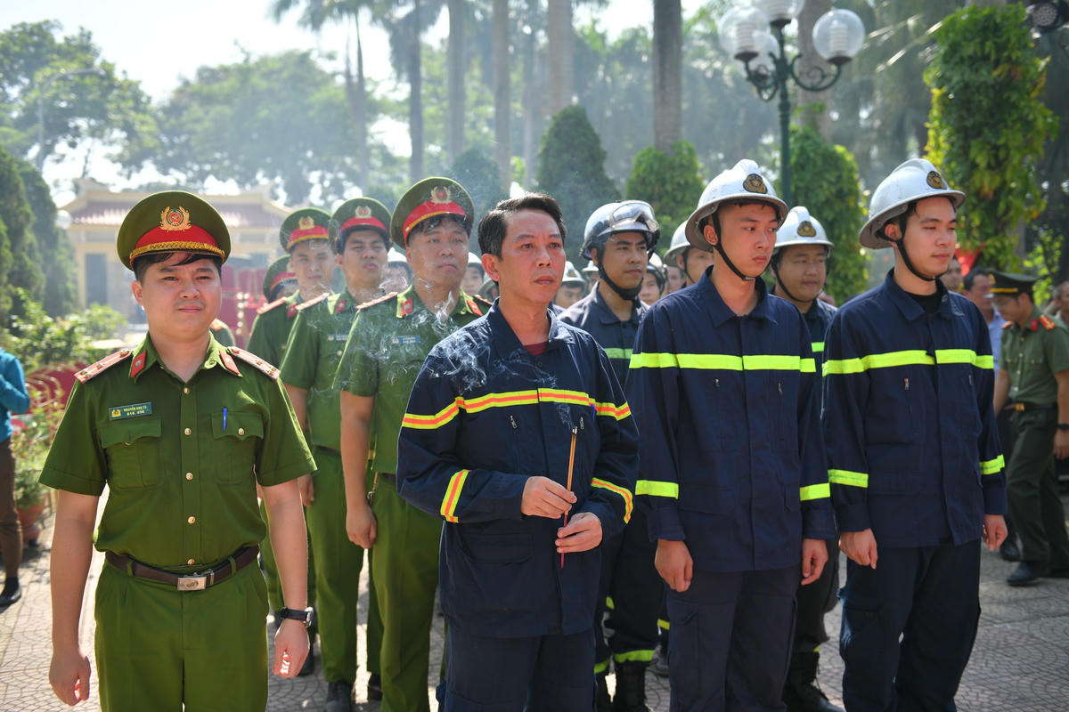  Nhân kỷ niệm 76 năm Ngày Thương binh - Liệt sĩ 27/7, Đội Cảnh sát PCCC&CNCH, Công an quận Bắc Từ Liêm đã đến nghĩa trang Tây Tựu thắp hương tri ân các Anh hùng - Liệt sĩ đã hy sinh để đất nước được hòa bình.