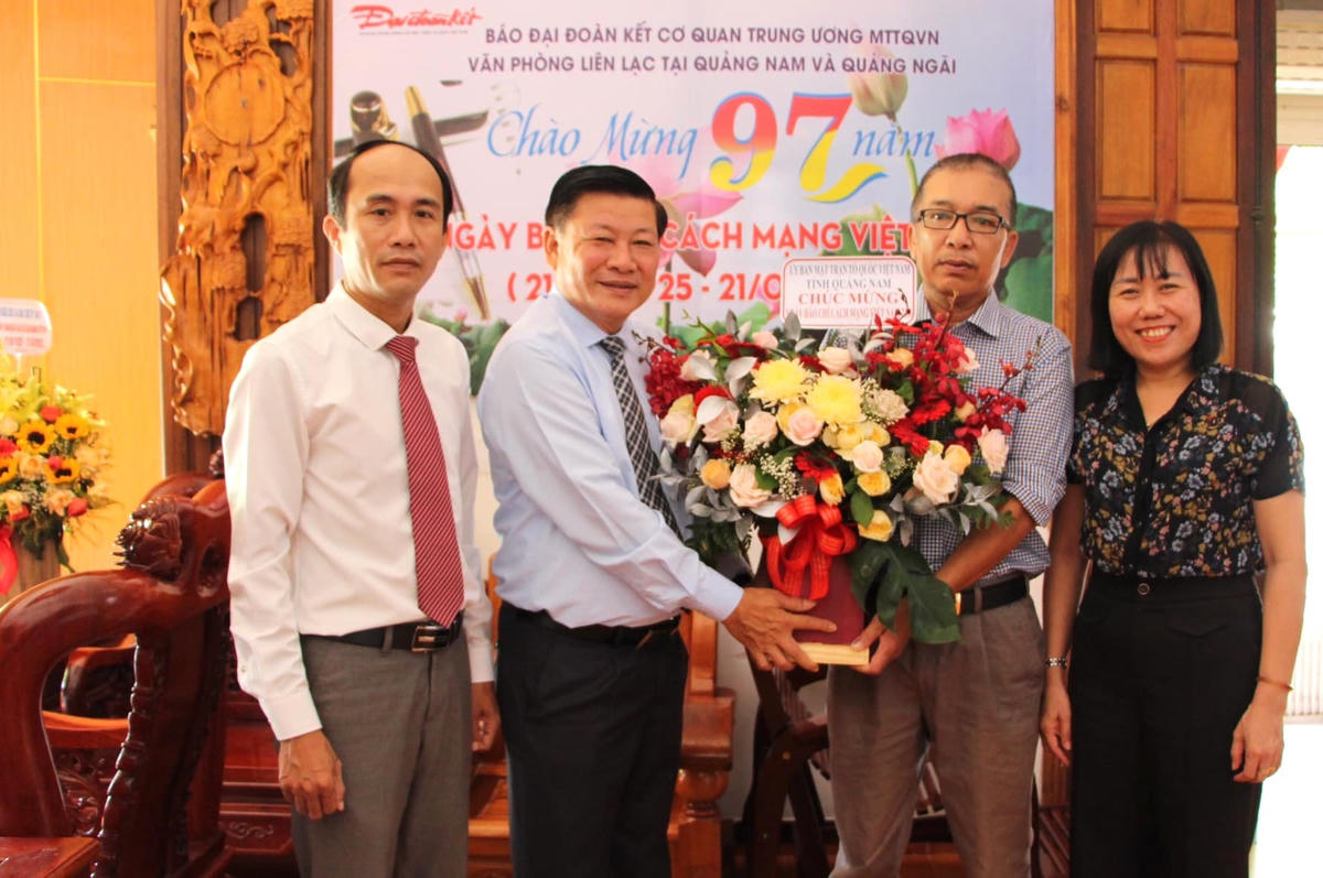 Lãnh đạo Ủy ban MTTQ Việt Nam tỉnh Quảng Nam chúc mừng VP Báo Đại Đoàn Kết.