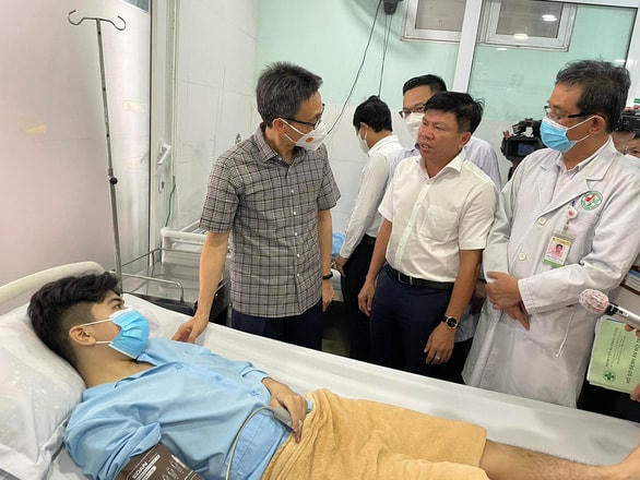 Phó Thủ tướng Vũ Đức Đam thăm các nạn nhân đang điều trị tại Bệnh viện Đa khoa An Phú. (ảnh: B.Sơn).