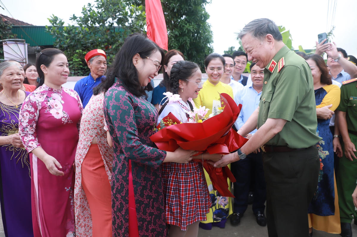 Đại tướng Tô Lâm tham dự Ngày hội với người dân làng Phan, xã Hưng Tân.