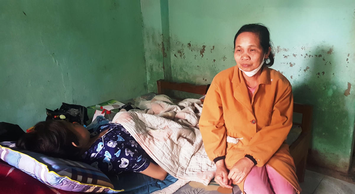 Bà Phạm Thị Thắng bên giường bệnh của con gái.  