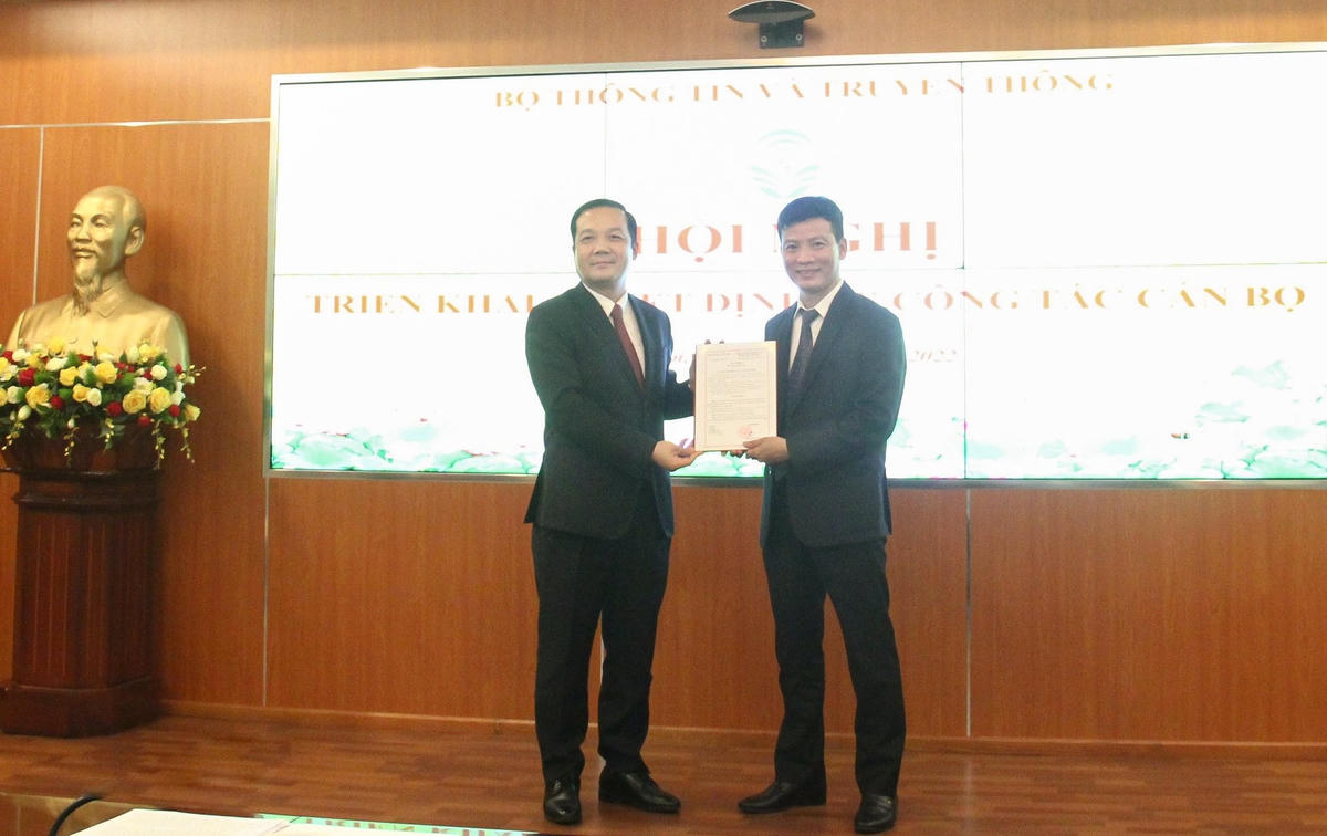 Thứ trưởng Bộ TT&TT Phạm Đức Long trao quyết định cho ông Lê Thái Hòa