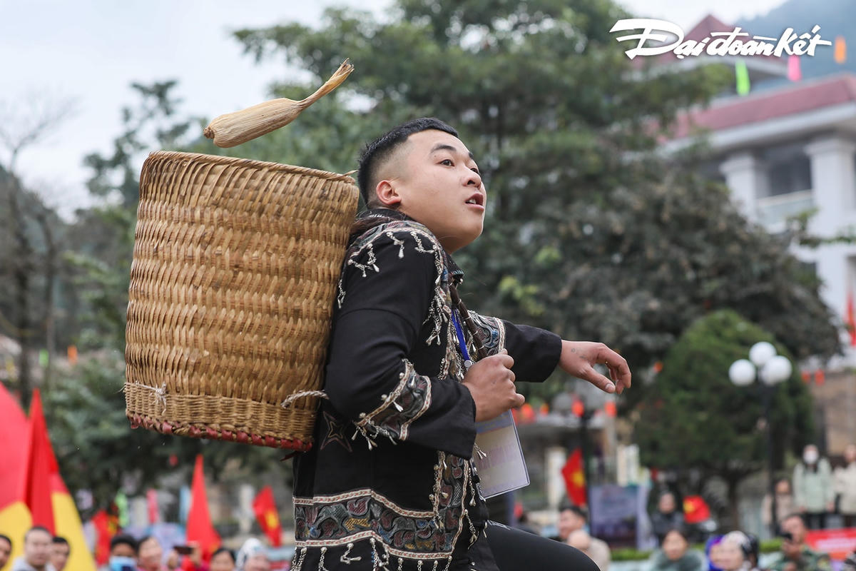 Trò chơi dân gian tung ngô vào quẩy tấu của đồng bào dân tộc Lô Lô.