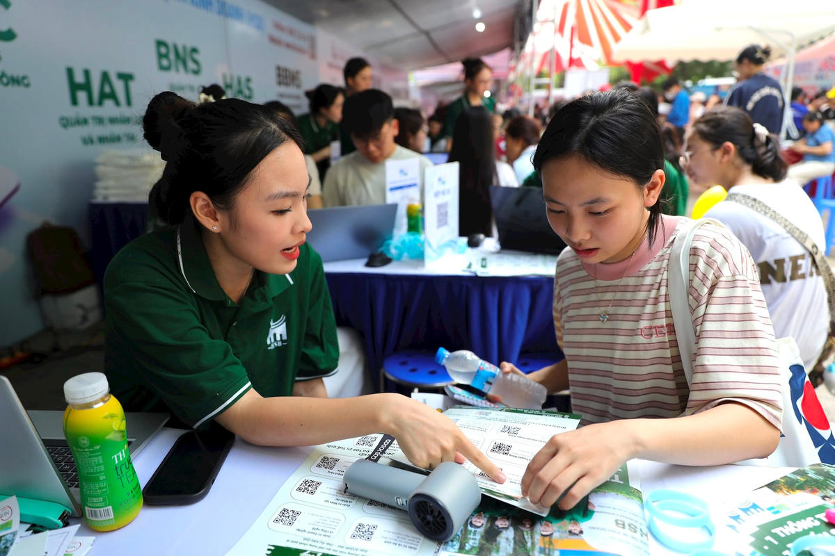 Thí sinh tìm hiểu thông tin tuyển sinh của trường đại học. Ảnh: Nam Trần.