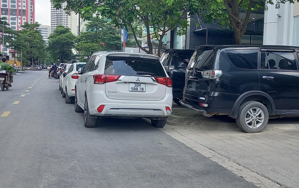 Ngoài đường Trần Thái tông, thì trên tuyến đường Duy Tân, quận Cầu Giấy (Hà Nội) xe ô tô, xe máy đỗ nhan nhản dưới lòng đường, vỉa hè; không chỉ lấn chiếm vỉa hè của người đi bộ mà còn gây mất an ninh trật tự, an toàn giao thông.