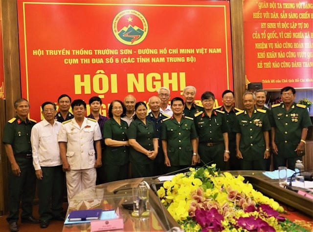 Các đại biểu chụp ảnh lưu niệm