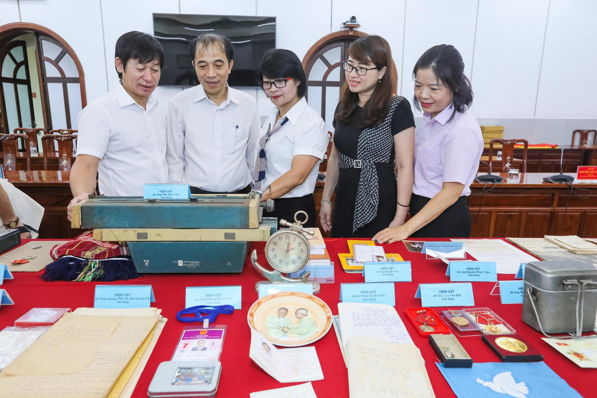 Tại Hội nghị, đã có 26 cá nhân, gia đình hiến tặng 392 hiện vật, 80 ảnh tư liệu cho Bảo tàng MTTQ Việt Nam.