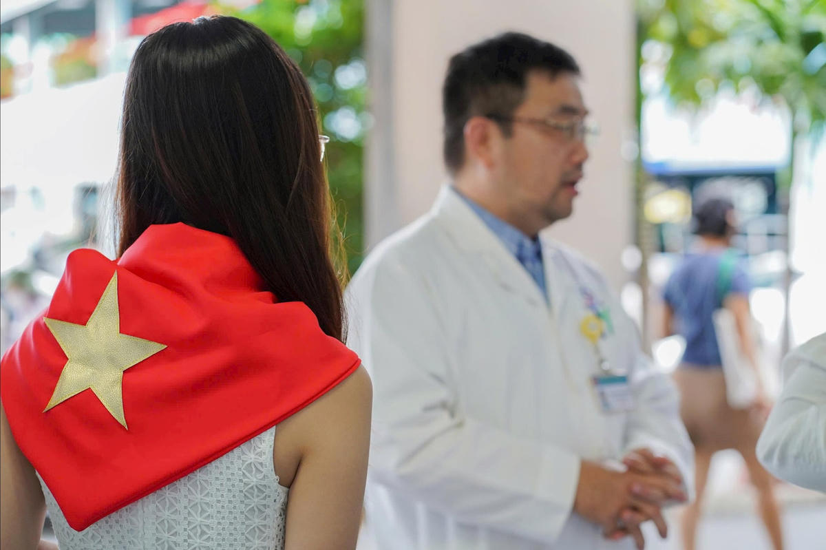 Một số bệnh nhân đang điều trị tại khoa Chấn thương chỉnh hình, xúc động chia sẻ, âm nhạc hôm nay giúp quên đi nỗi đau bệnh tật, thêm năng lượng và niềm tin vào cuộc sống. Bện nhân thật sự trân trọng tình cảm và sự quan tâm mà bệnh viện cùng các nghệ sĩ. Ảnh: M.T