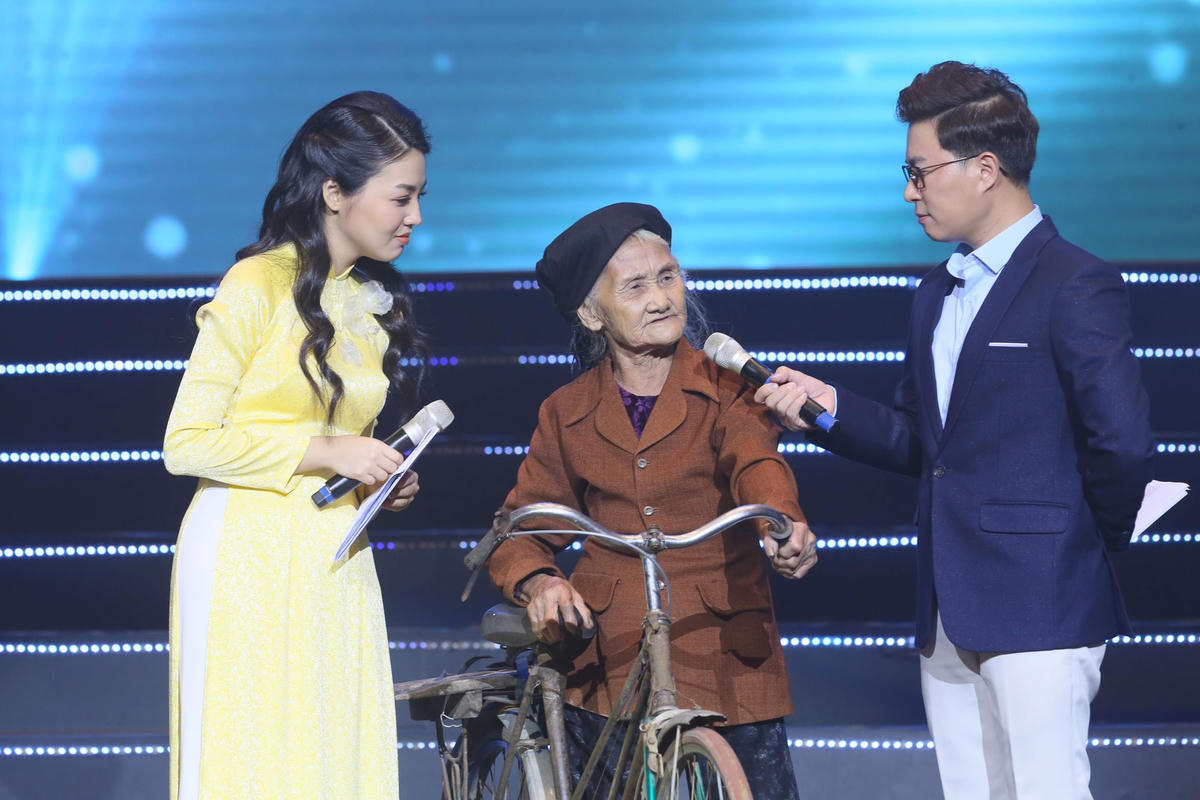 Cụ bà Đỗ Thị Mơ trên sân khấu của Chương trình “Cả nước chung tay Vì người nghèo” năm 2019.
