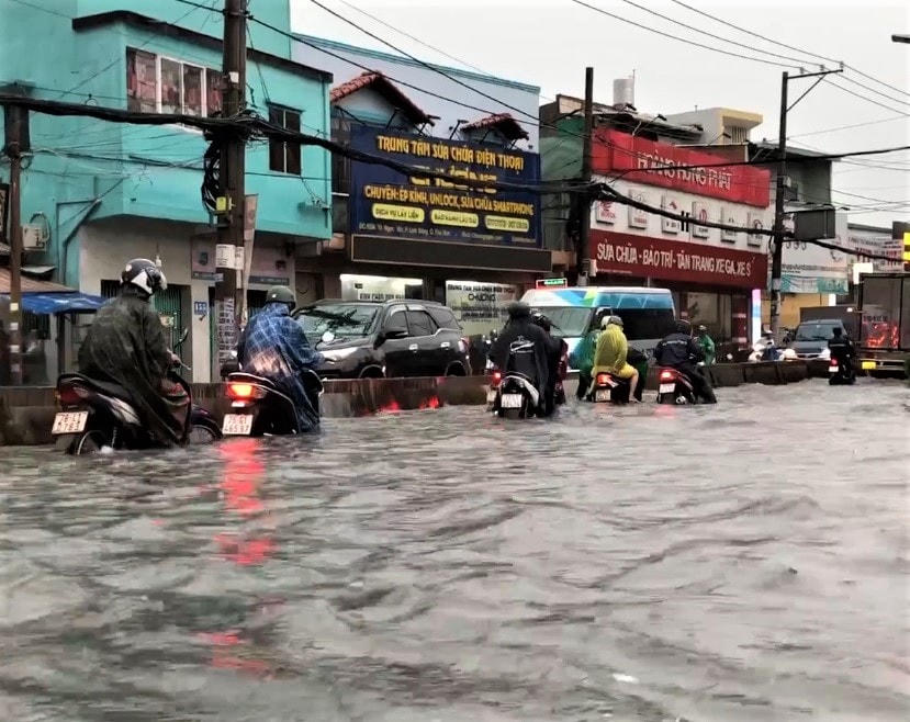 Một đoạn dài của đường Quốc Hương (quận 2 cũ, nay là TP Thủ Đức) ngập cục bộ kèm theo kẹt xe suốt nhiều giờ. Ảnh: T.Bình..