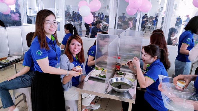Bà Huỳnh Trầm Hương - Chủ tịch Công đoàn Công ty TNHH Zheng Hsing phát bánh cho công nhân sau giờ cơm trưa tại công ty.