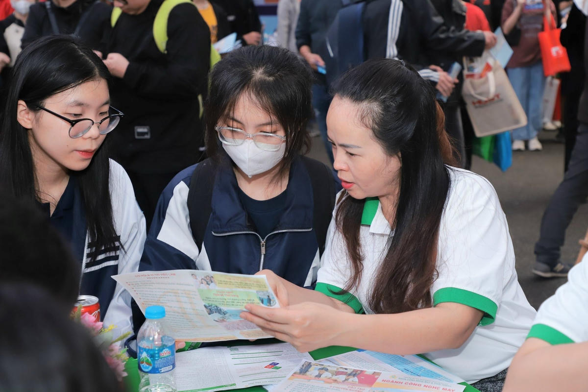 Trường đại học tư vấn tuyển sinh cho thí sinh