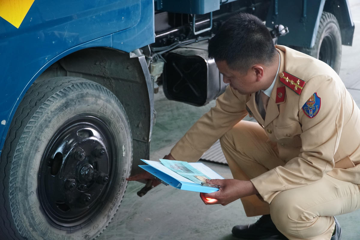 [ẢNH] CSGT trong ngày đầu chi viện cho hoạt động đăng kiểm