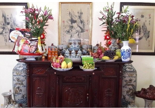 Thắp hương khấn gia tiên phù hộ. Ảnh: TTXVN.