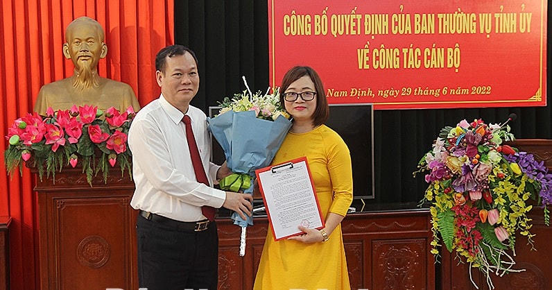 Phó Bí thư Thường trực Tỉnh ủy Nam Định trao quyết định bổ nhiệm tới nhà báo Nguyễn Thị Thu Thủy.