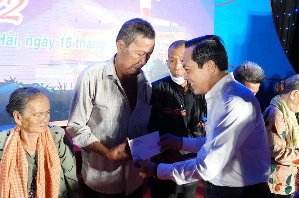 Ông Lâm Minh Đằng, Phó Bí thư Tỉnh ủy Trà Vinh trao quà cho bà con.