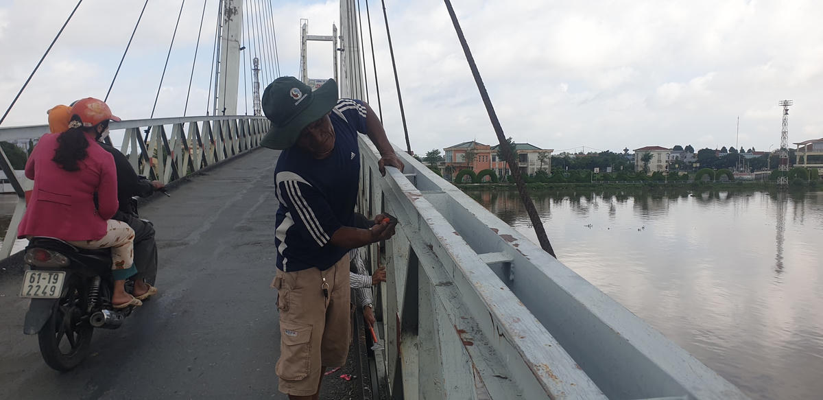 Lan can cầu bị biến dạng.