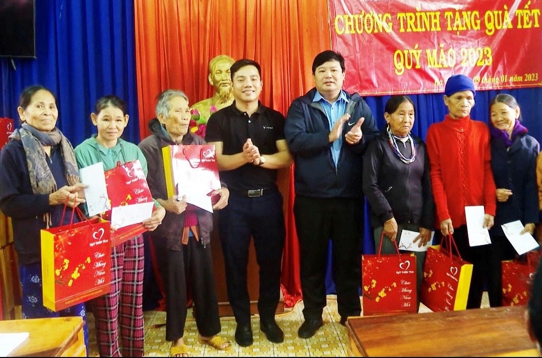 Tặng quà Tết cho các hộ nghèo ở huyện Ba Tơ.