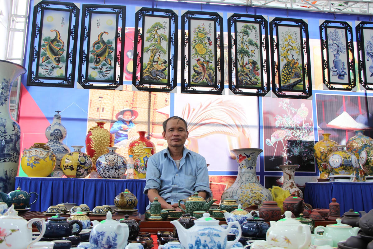 Nhiều sản phẩm tinh hoa đến từ làng gốm Bát Tràng được trưng bày tại hội chợ triển lãm hàng lưu niệm Thủ đô năm 2022.Trong đó phải kể đến những tranh gốm sứ Bát Tràng được làm hoàn toàn theo phương pháp thủ công 100%. Nên mỗi đường nét hoa văn đều được trang trí khéo léo từ bàn tay của những người nghệ nhân lành nghề tạo ra.Tại hội chợ còn có nhiều tác phẩm nghệ thuật tranh sơn mài của nhiều họa sỹ được Trung tâm Sơn mài Mỹ nghệ Hà Nội quảng bá tại hội chợ triển lãm.