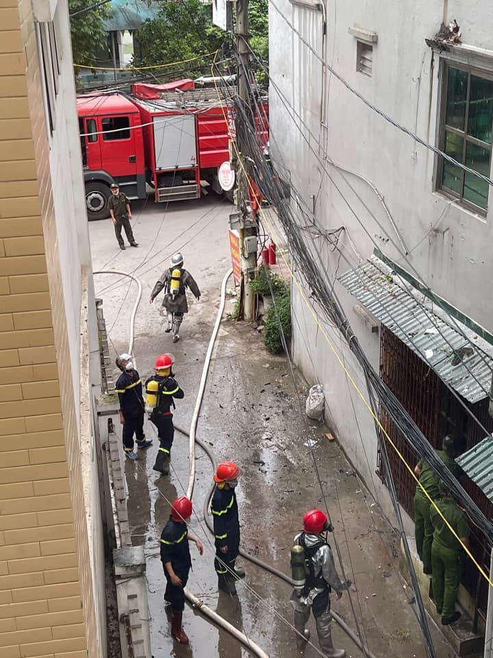 Lực lượng chức năng tới hiện trường để khống chế ngọn lửa (Ảnh: Chi Nguyễn).