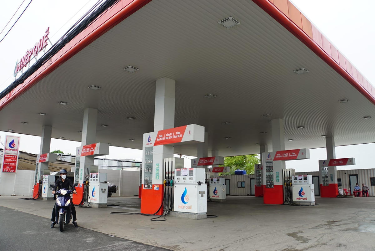 Một số cây xăng khác ngưng bán, trống trơn.