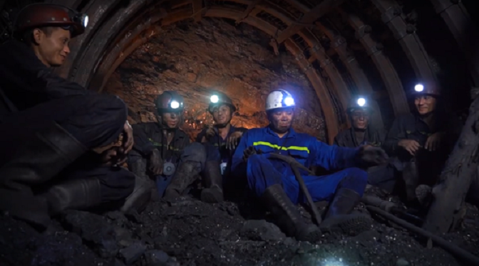 Tham gia MV còn có các "diễn viên" là những công nhân vùng mỏ.