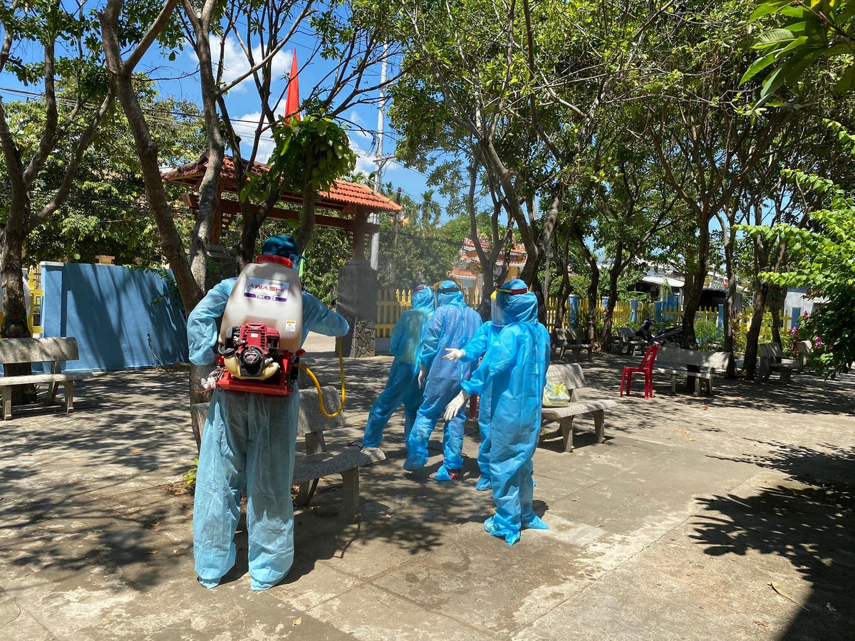 Phun thuốc khử trùng ở nơi phát hiện dịch Covid-19.