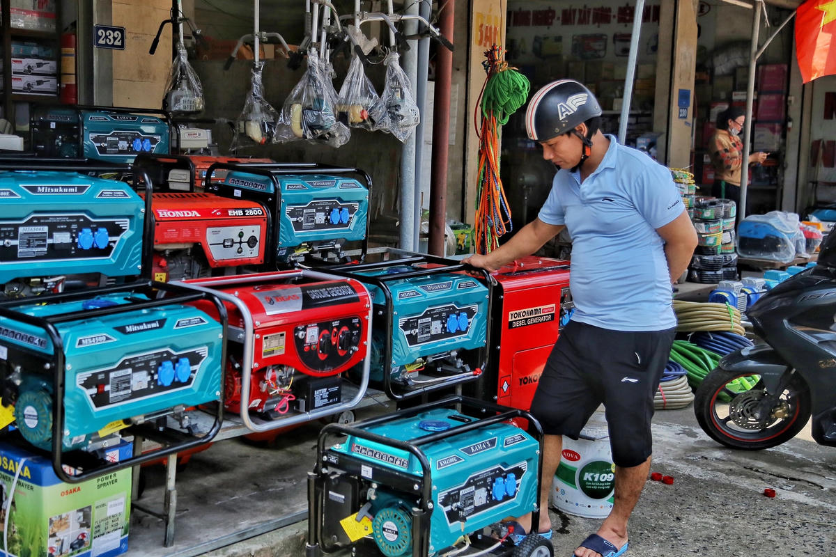 Ông Lê Văn Trung, người dân thôn Phượng Nghĩa (Phụng Châu, Chương Mỹ) chia sẻ, mấy ngày hôm nay, nhà ông thường xuyên bị mất điện trong khi nhà có 3 đứa cháu nhỏ nên việc mất điện gặp nhiều khó khăn. Theo ông, không hiểu vì sao cứ đến giờ trưa, đúng giờ nấu cơm là bị mất điện khiến cuộc sống của gia đình ông bị đảo lộn.