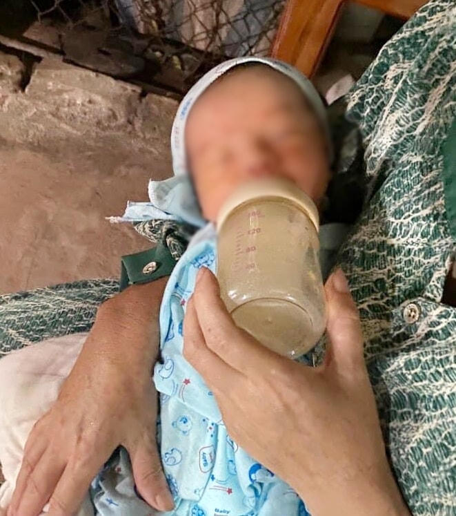 Bé gái sơ sinh bị bỏ rơi tạm thời đang được người dân chăm sóc. Ảnh: Khánh Hằng. 