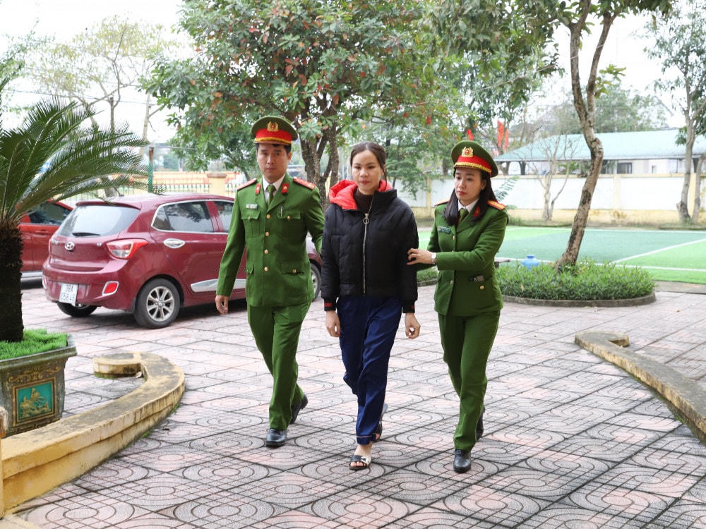 Đối tượng Lại Thị Mận bị cơ quan điều tra bắt giữ. 