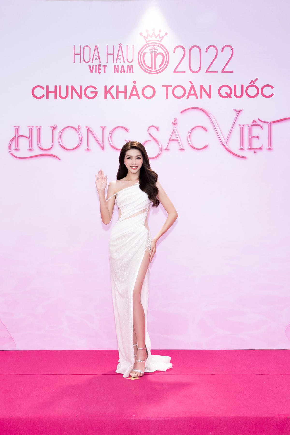 Á hậu Quỳnh Châu khoe nhan sắc "thăng hạng" trên thảm đỏ.  Cô cũng cầm trịch vị trí MC tại Đêm Chung khảo.