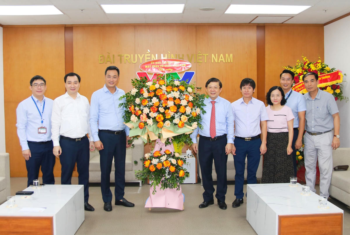 Phó Chủ tịch Nguyễn Hữu Dũng tặng hoa chúc mừng Đài Truyền hình Việt Nam.